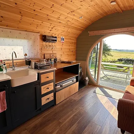 Holiday home Dew Pond *